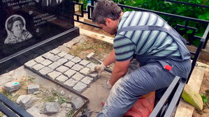 Укладка гранитной брусчатки на могильном участке